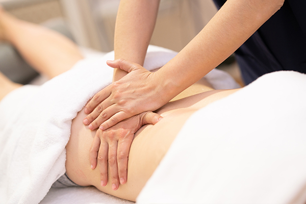 An image of a physiotherapist diagnosing muscle pain.